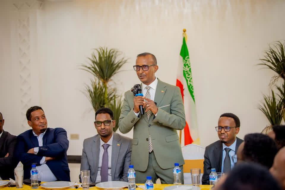 Af-hayeenka Madaxweynaha JSL ayaa Hadhimo sharafaeed u sameeyay Siyaasiyiin Dhawaan ku biiray Xisbiga Muxaafidka ah ee Waddani.